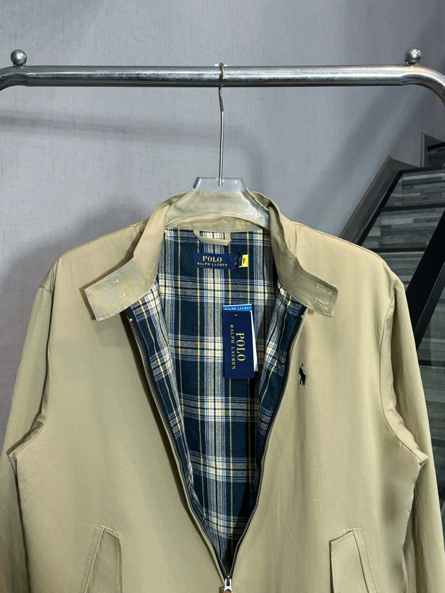 P320 Style number: HE304 Ralph Lauren - Ralph Lauren old money style small label classic mesh jacket. The fabric is made of pure cotton workwear fabrics. The upper body is three-dimensional and stylish. It is a versatile style in autumn. There is a Ralph Lauren small logo embroidered on the chest. Customized original letter hardware zipper. The inside is renamed old money style sub-fabric. It is made from the original version and comes with three labels. You can buy it with confidence. Color: Navy/Khaki Size: S M L XL